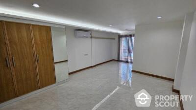 5-BR Townhouse in Bang Chak