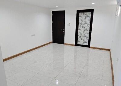 4-BR Townhouse in Bang Chak