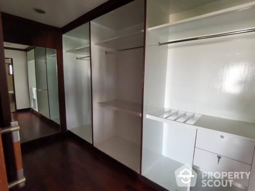 3-BR Condo at Regent On The Park1 (sukhumvit26) Condominium near BTS Phrom Phong (ID 514545)