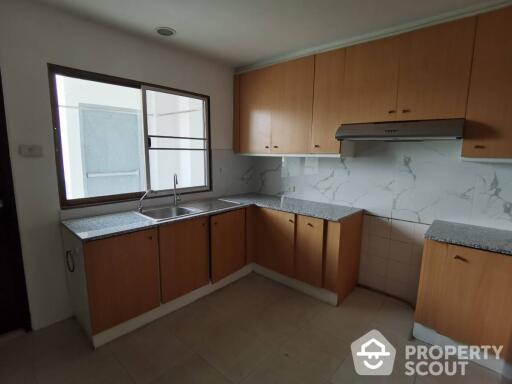 3-BR Condo at Regent On The Park1 (sukhumvit26) Condominium near BTS Phrom Phong (ID 514545)