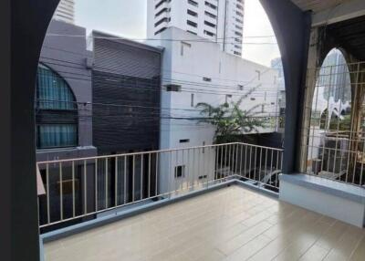 2-BR Townhouse near BTS Thong Lor