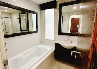 3-BR Condo at Watermark Chaophraya near BTS Krung Thon Buri