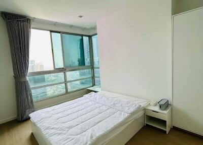 2-BR Condo at Sathorn House Condominium near BTS Surasak