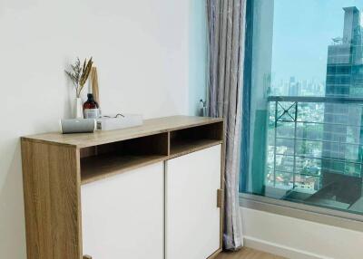 2-BR Condo at Sathorn House Condominium near BTS Surasak