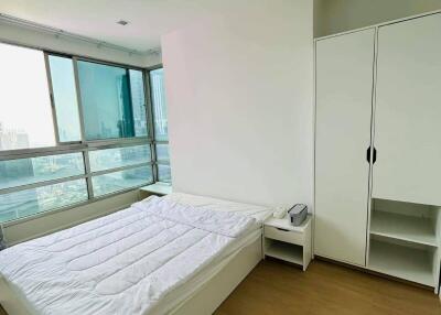 2-BR Condo at Sathorn House Condominium near BTS Surasak