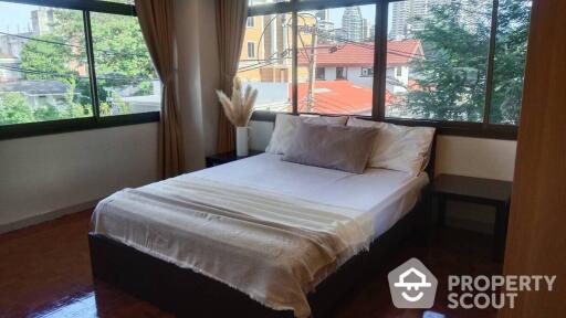 2-BR Apt. near MRT Sukhumvit