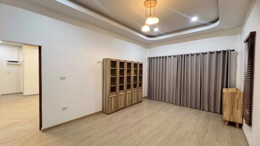 4 Bedrooms House East Pattaya H012079