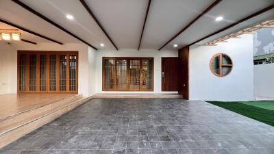 4 Bedrooms House East Pattaya H012079