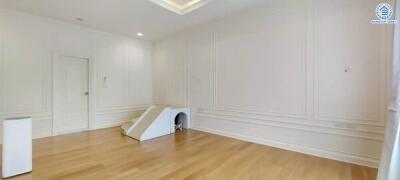 Room with wooden flooring and wall molding