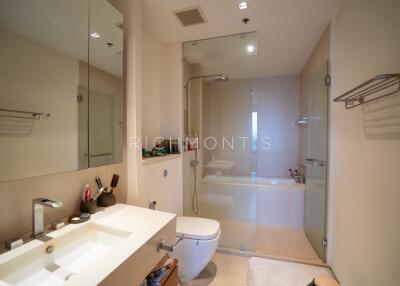 Modern bathroom with large mirror and bathtub