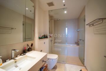 Modern bathroom with large mirror and bathtub