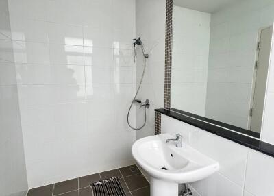 Modern bathroom with large mirror and stand-alone sink