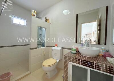 modern and clean bathroom with amenities