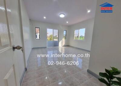 Spacious and bright living room with large windows and access to a balcony.