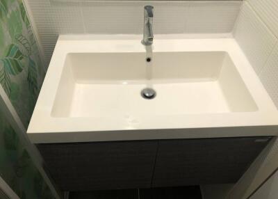 Modern bathroom sink with mirror