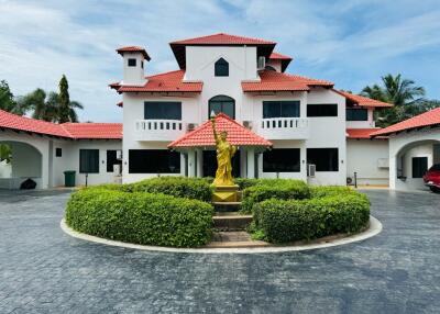 Spacious pool villa with a beautiful garden