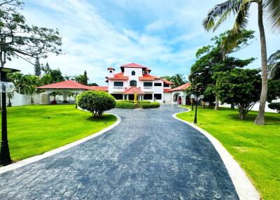 Spacious pool villa with a beautiful garden