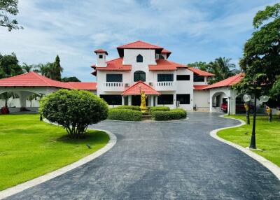 Spacious pool villa with a beautiful garden