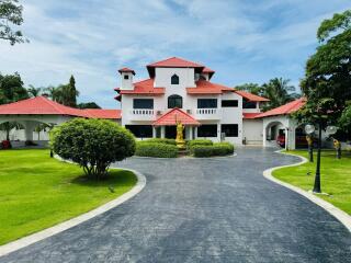 Spacious pool villa with a beautiful garden