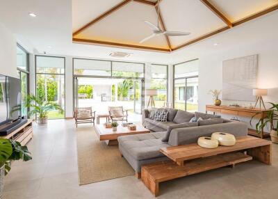 7 Bedrooms Standalone Villa in Thalang