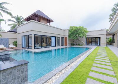 Luxurious villa with pool