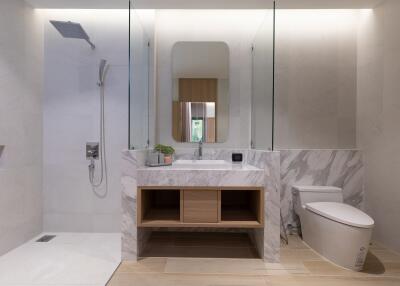 Modern bathroom with walk-in shower and marble finishes