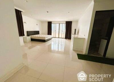 3-BR Condo at Regent On The Park 3 Condominium near MRT Phetchaburi