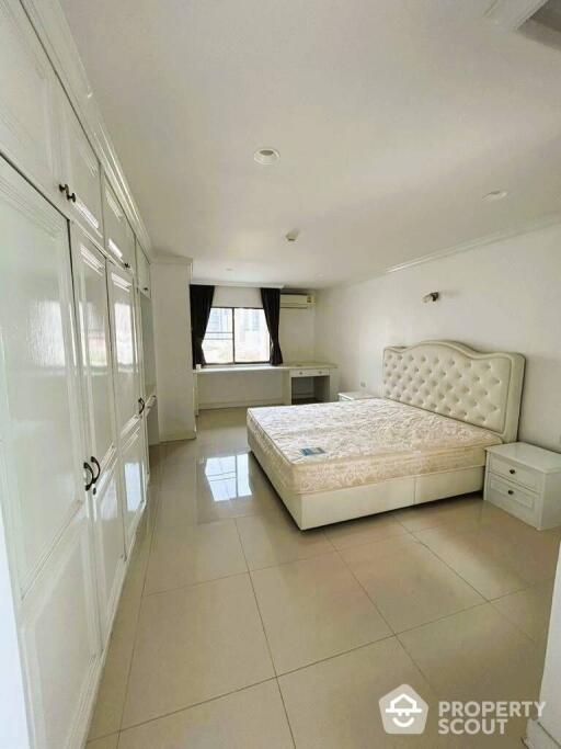 3-BR Condo at Regent On The Park 3 Condominium near MRT Phetchaburi