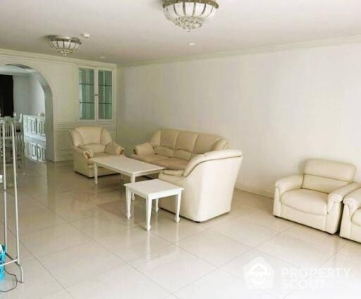 3-BR Condo at Regent On The Park 3 Condominium near MRT Phetchaburi