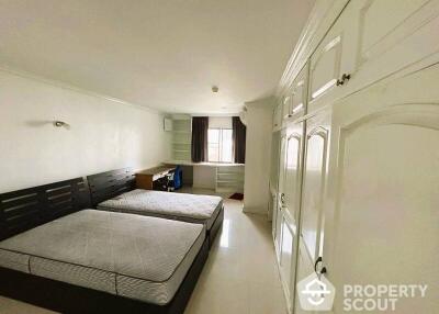 3-BR Condo at Regent On The Park 3 Condominium near MRT Phetchaburi