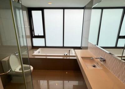 2-BR Condo at Rhythm Sukhumvit 42 near BTS Ekkamai