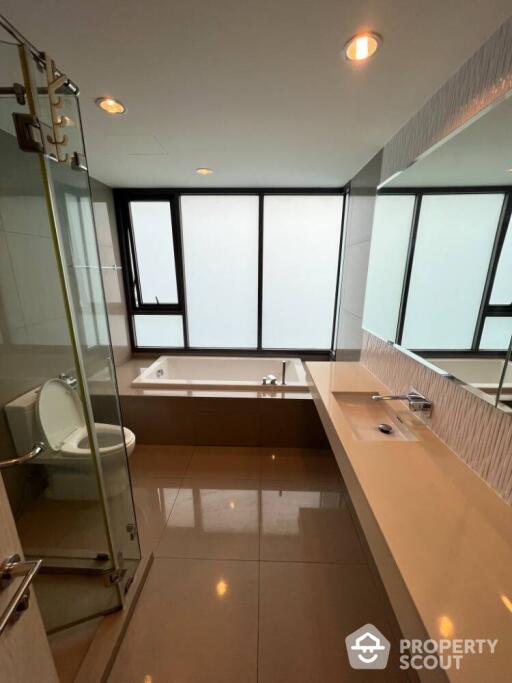 2-BR Condo at Rhythm Sukhumvit 42 near BTS Ekkamai