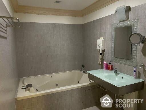 2-BR Condo at Euro Classic Condominium near BTS Nana