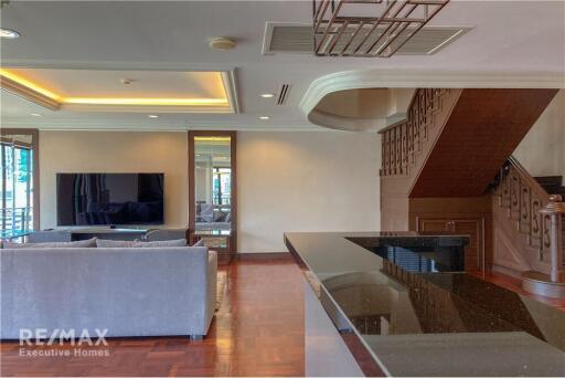 4 bed 4 baht for rent duplex style BTS Ploenchit