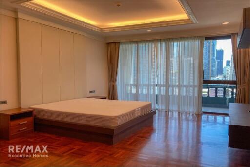 4 bed 4 baht for rent duplex style BTS Ploenchit