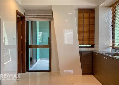 4 bed 4 baht for rent duplex style BTS Ploenchit