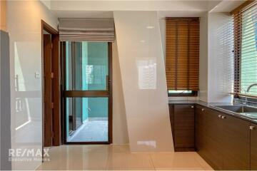 4 bed 4 baht for rent duplex style BTS Ploenchit