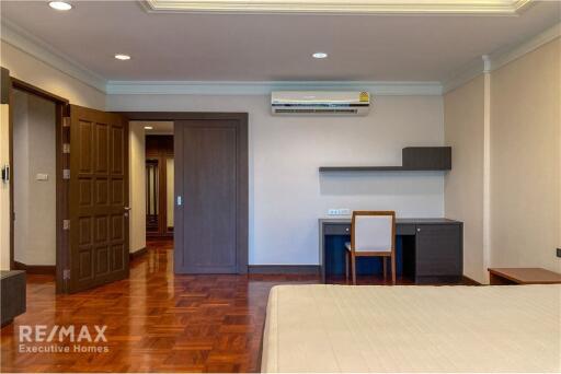 4 bed 4 baht for rent duplex style BTS Ploenchit