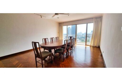 Luxury Condo Living in Central Bangkok Awaits!