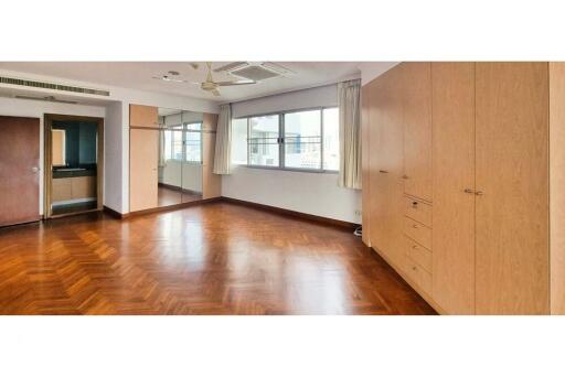 Luxury Condo Living in Central Bangkok Awaits!