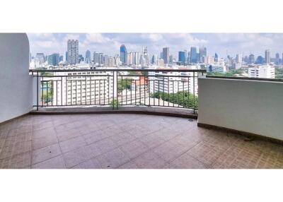 Luxury Condo Living in Central Bangkok Awaits!