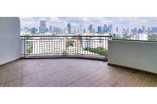 Luxury Condo Living in Central Bangkok Awaits!