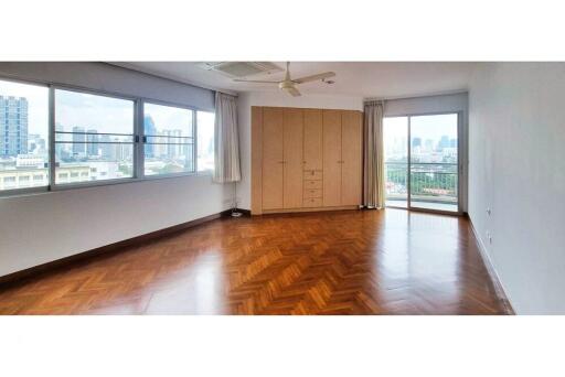 Luxury Condo Living in Central Bangkok Awaits!