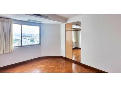 Luxury Condo Living in Central Bangkok Awaits!