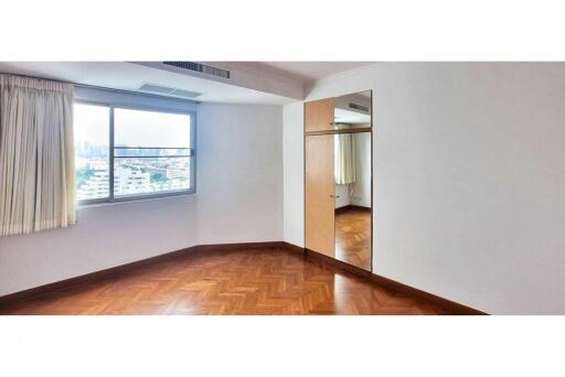 Luxury Condo Living in Central Bangkok Awaits!