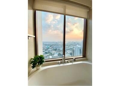 Luxurious 1-Bed Condo in The Emporio Place, Bangkok