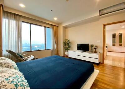 Luxurious 1-Bed Condo in The Emporio Place, Bangkok