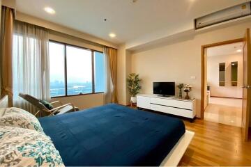 Luxurious 1-Bed Condo in The Emporio Place, Bangkok