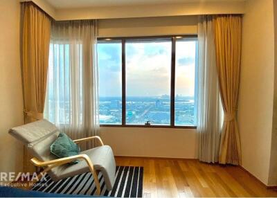 Luxurious 1-Bed Condo in The Emporio Place, Bangkok