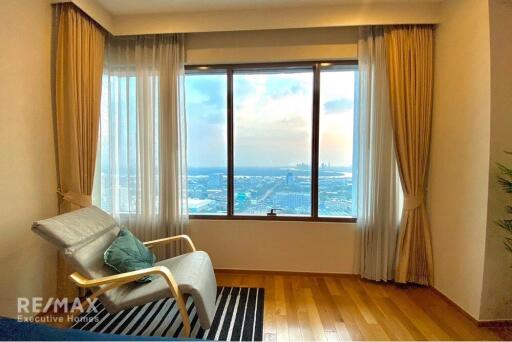 Luxurious 1-Bed Condo in The Emporio Place, Bangkok